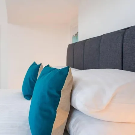 Clifton Jewel - 4 Bed Townhouse With Parking. Mycityhaven *