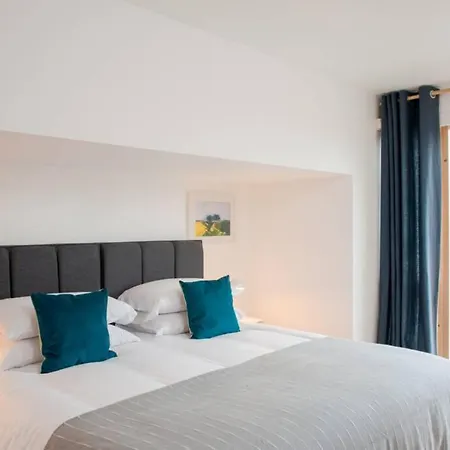 Clifton Jewel - 4 Bed Townhouse With Parking. Mycityhaven *