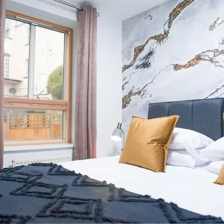 Clifton Jewel - 4 Bed Townhouse With Parking. Mycityhaven