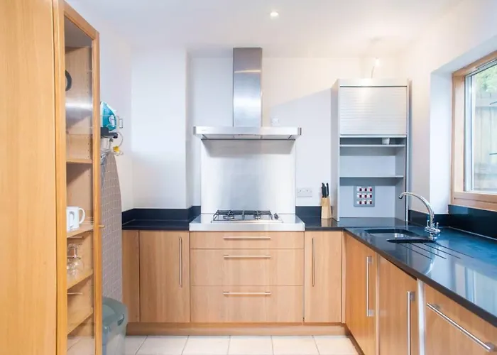 Clifton Jewel - 4 Bed Townhouse With Parking. Mycityhaven *