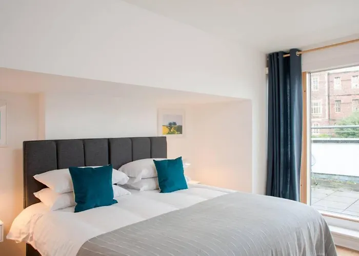 Clifton Jewel - 4 Bed Townhouse With Parking. Mycityhaven *