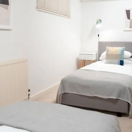 Clifton Jewel - 4 Bed Townhouse With Parking. Mycityhaven *